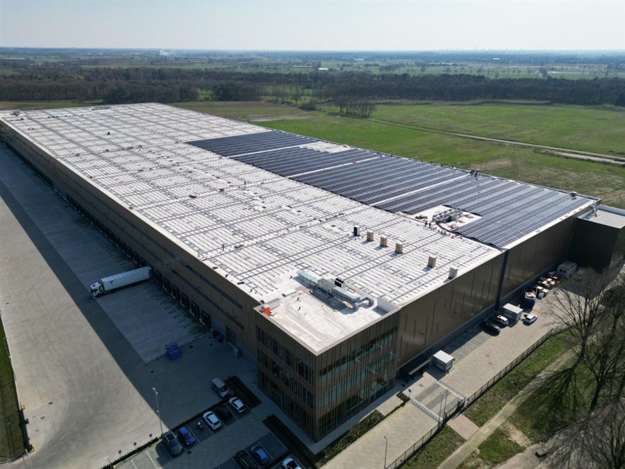Aanleg van zonnepanelen op het gloednieuwe distributiecentrum van Van Acht in Veghel